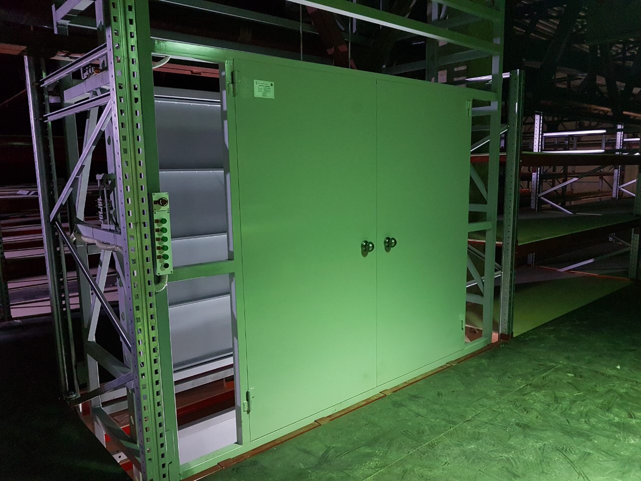 Подъемник грузовой в металлокаркасной шахте, г/п 1000 кг, Апаринки