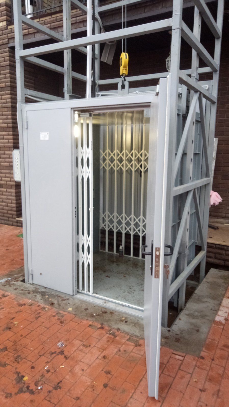 Подъемник в металлокаркасной шахте, 500 кг, Санкт-Петербург