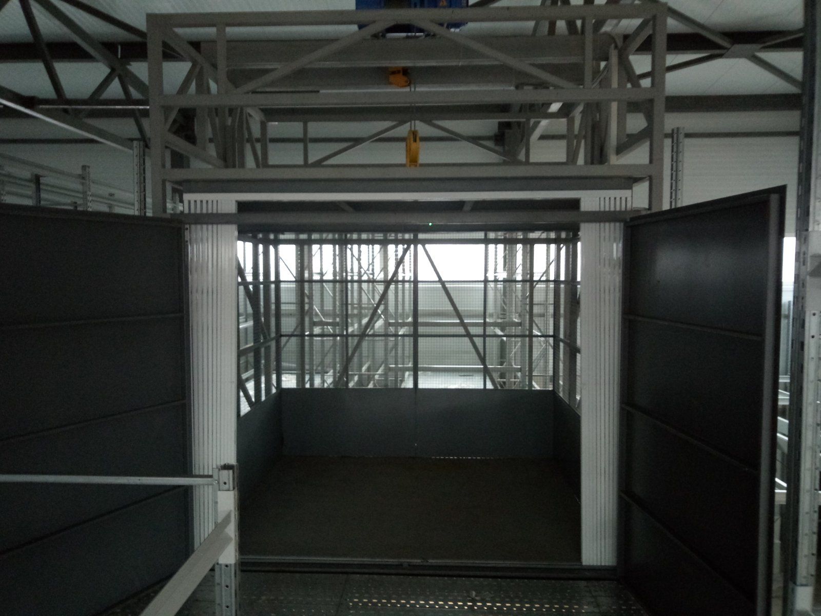 Подъемник в металлокаркасной шахте, 1000 кг, Казань