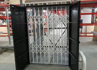 Грузовой подъемник на складе